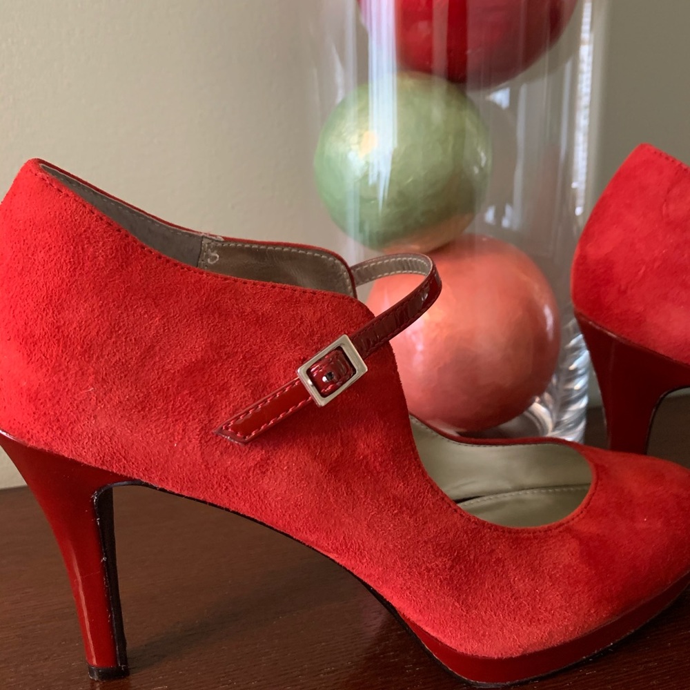 Beautiful maroon women’s platform shoe size 10.